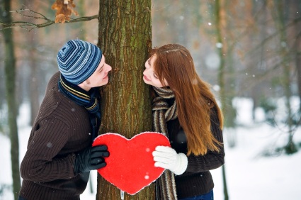 couple-with-heart-smiling_by_laskvv-via-istockphoto